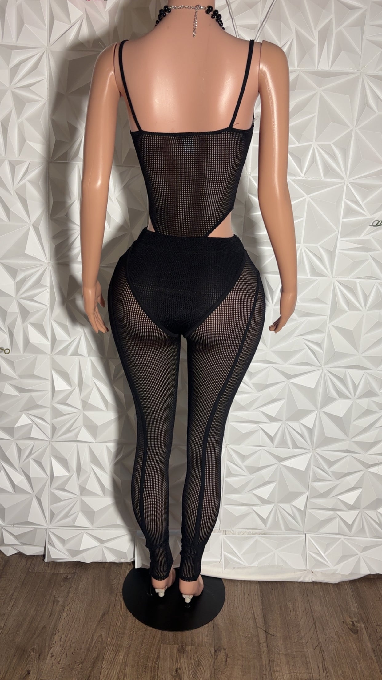 Caged mesh set